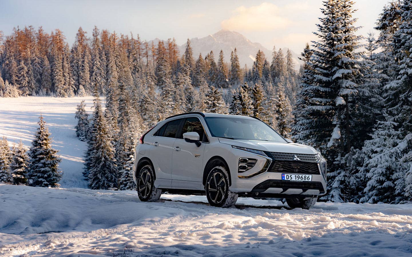 Foto: Eclipse Cross ladbar hybrid i vinterlandskap