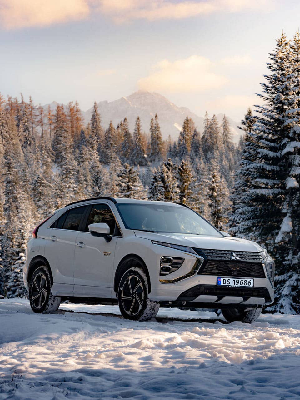 Foto: Eclipse Cross ladbar hybrid i vinterlandskap