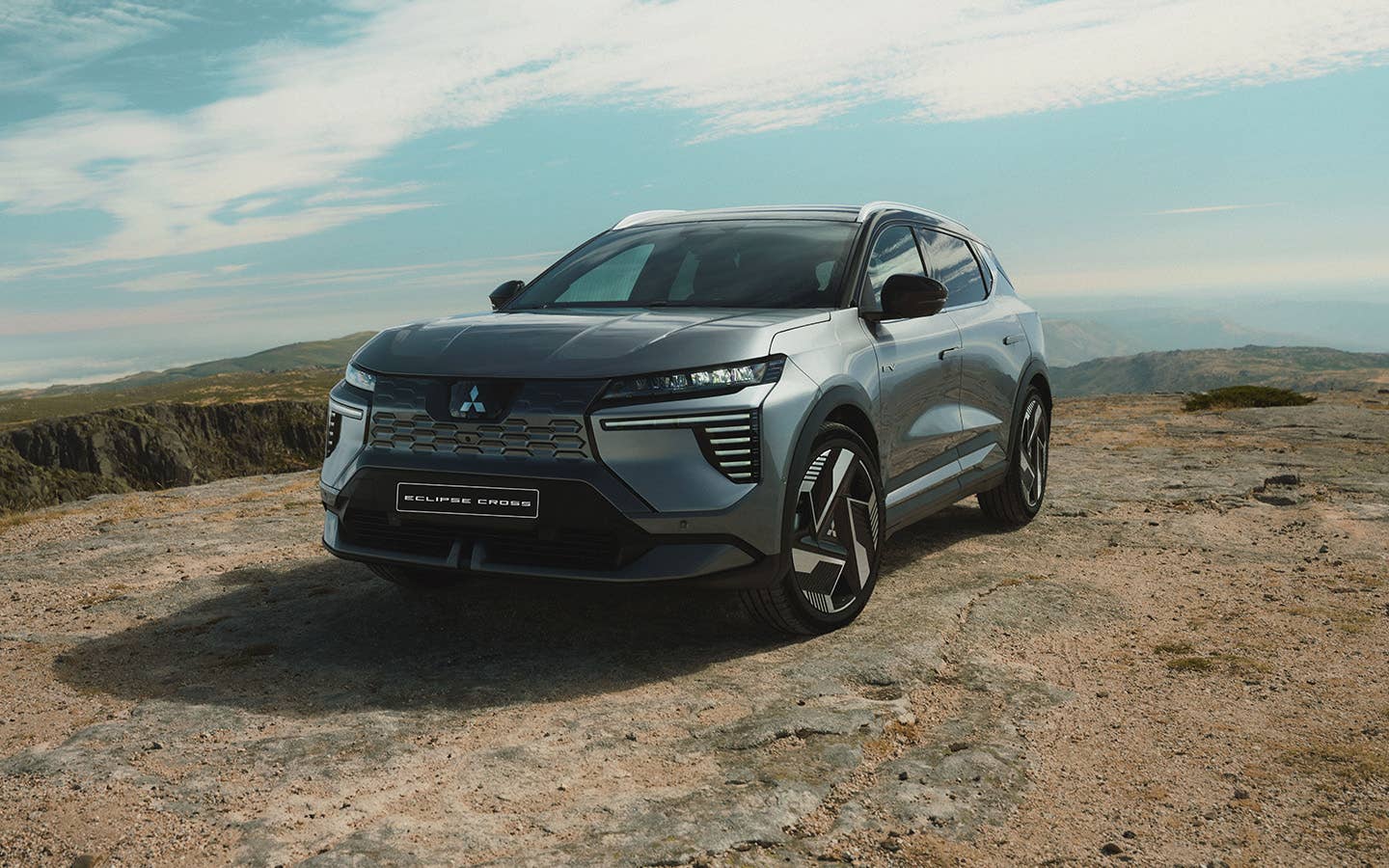 Foto: Mitsubishi Eclipse Cross kjører på en vei
