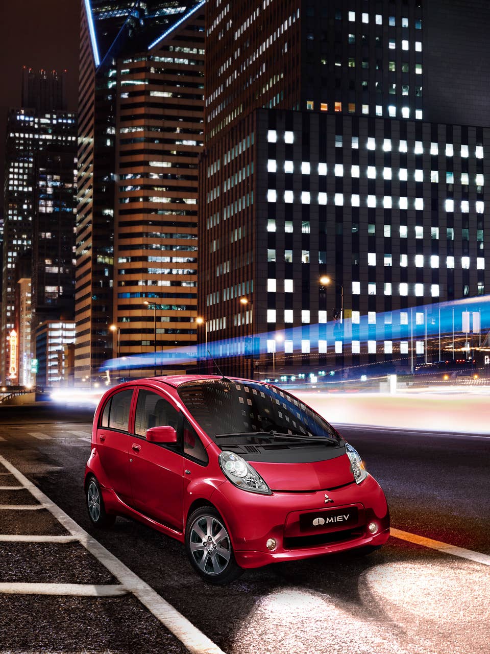 Foto: i-MiEV rimelig elbil på gateplan. 