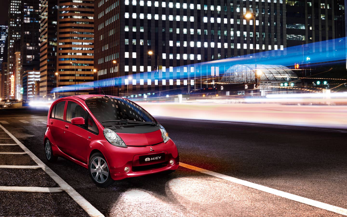 Foto: i-MiEV rimelig elbil på gateplan. 