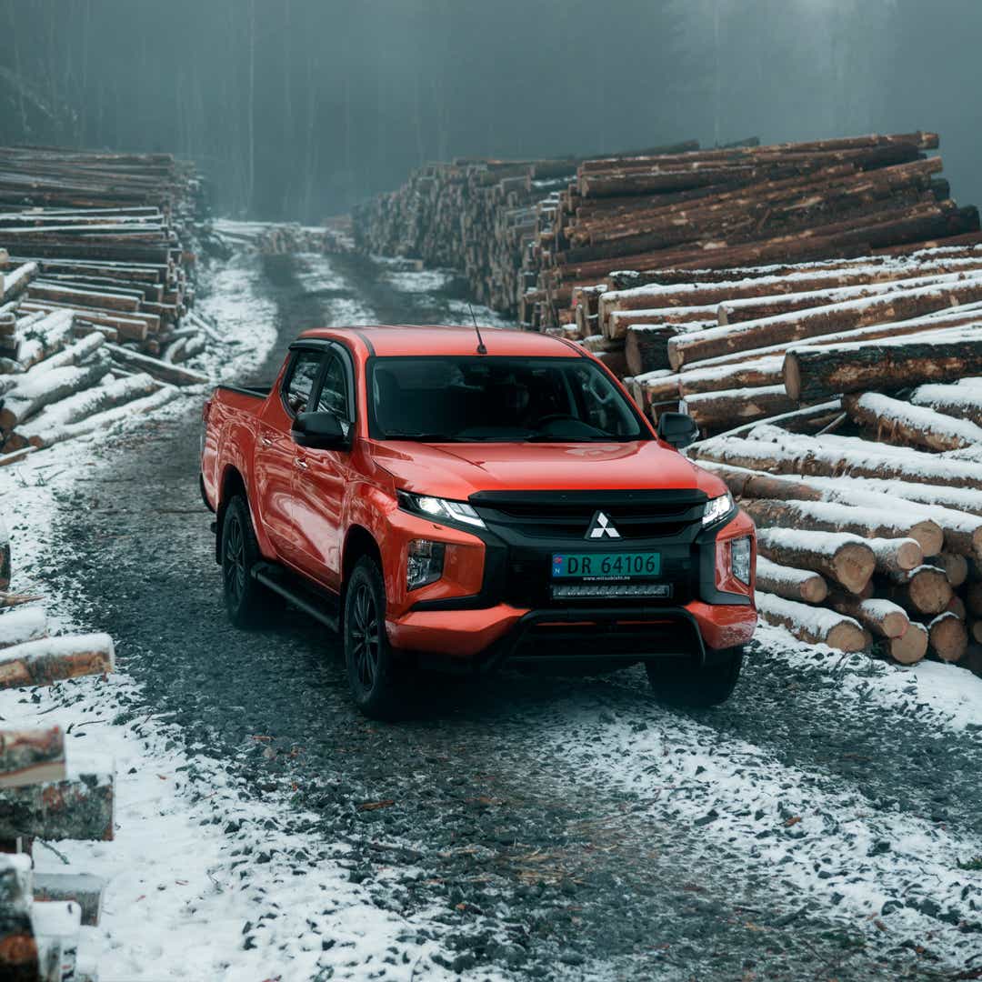 Foto: L200 X Edition i skogen (orange bil)