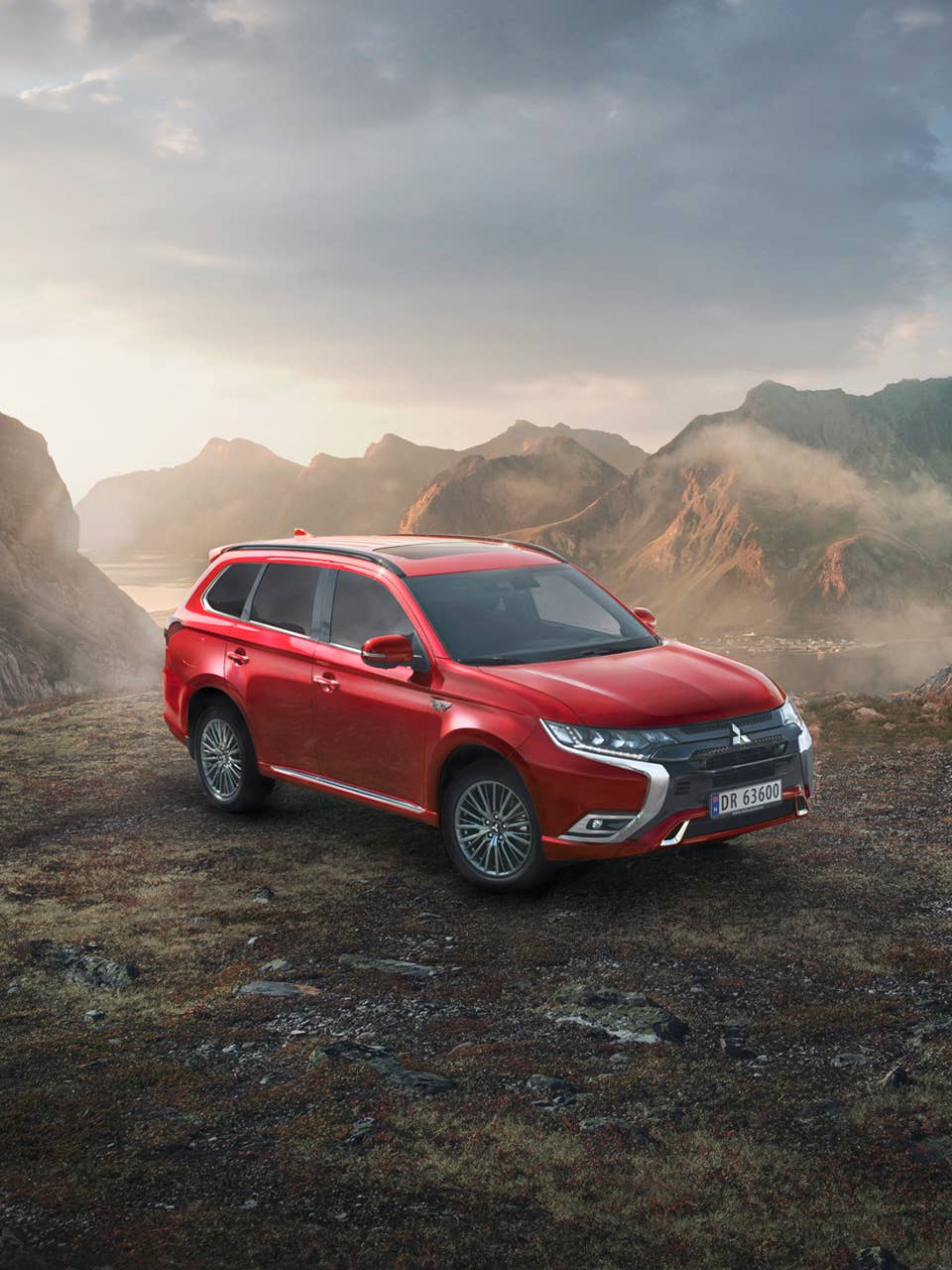 Foto: Rød Mitsubishi Outlander PHEV på fjellet