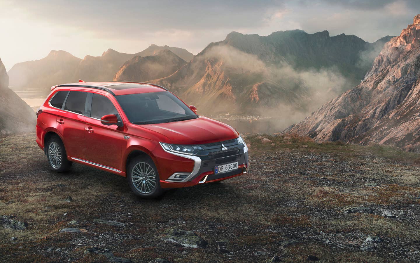 Foto: Rød Mitsubishi Outlander PHEV på fjellet