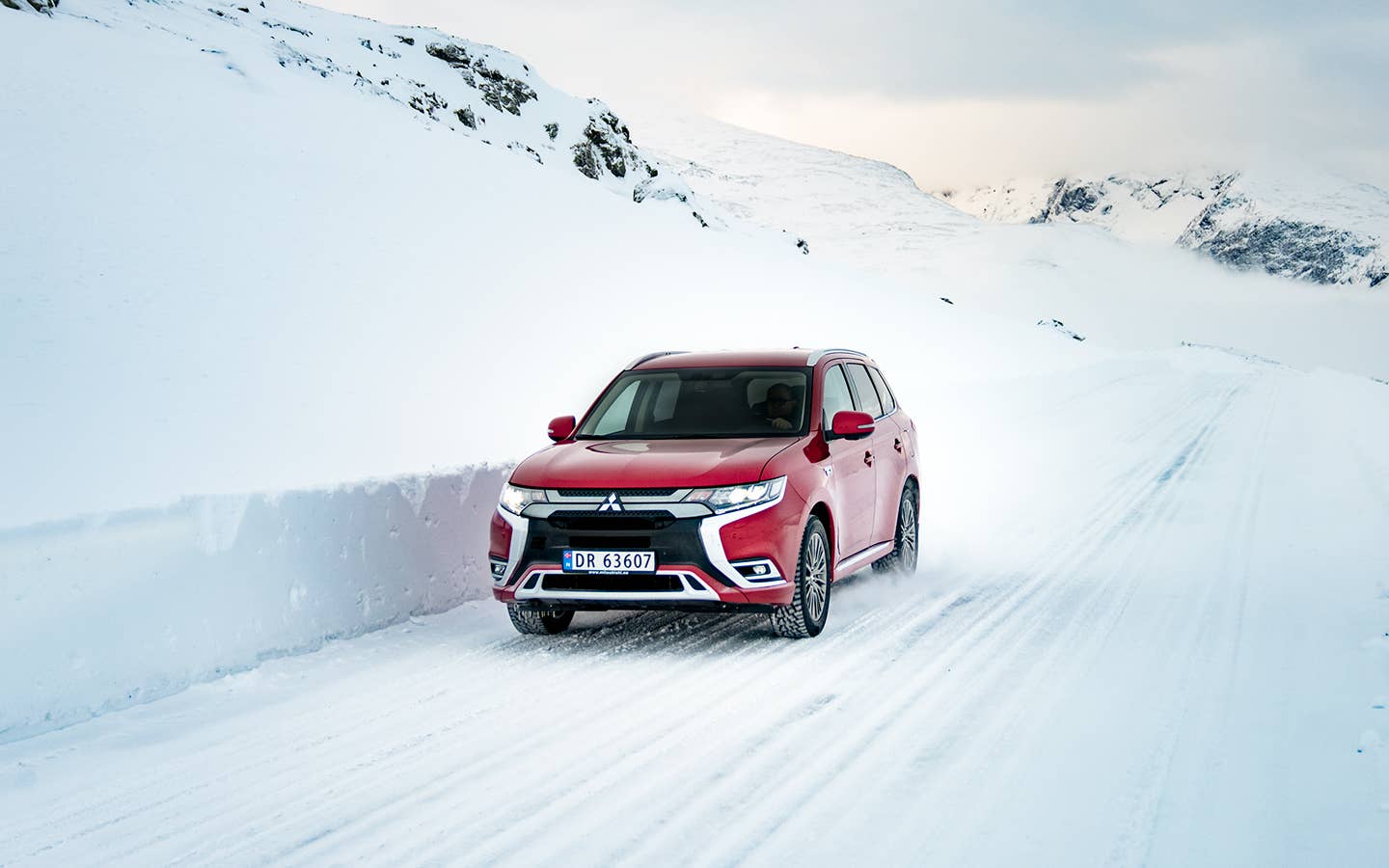 Foto: Rød Outlander PHEV 