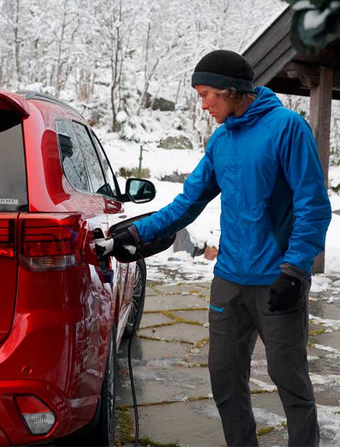 Foto: Anders Backe lader Outlander PHEV på hytta