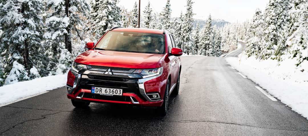Foto: Outlander ladbar hybrid i rødfargen "Diamond Red" på vinterføre