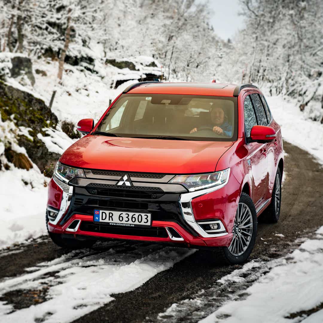 Foto: Anders Backe kjører Outlander ladbar hybrid på glatt bydgevei