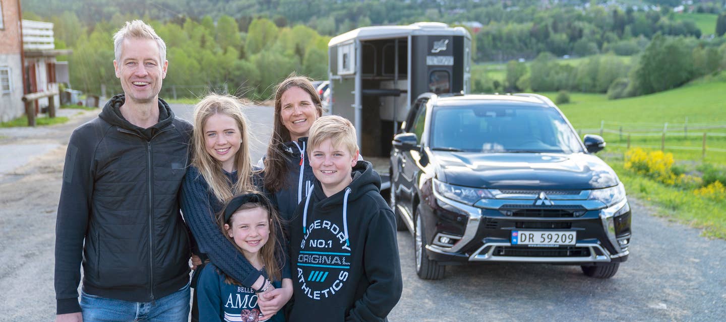 Foto. Mitsubishi Outlander PHEV og familie