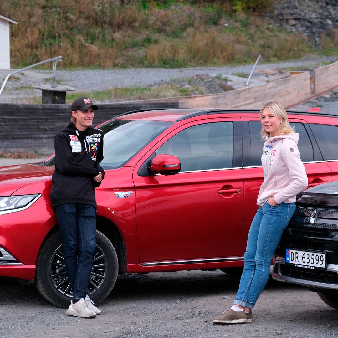 Foto: Maren Lundby og Daniel André Tande sammen med Outlander PHEV