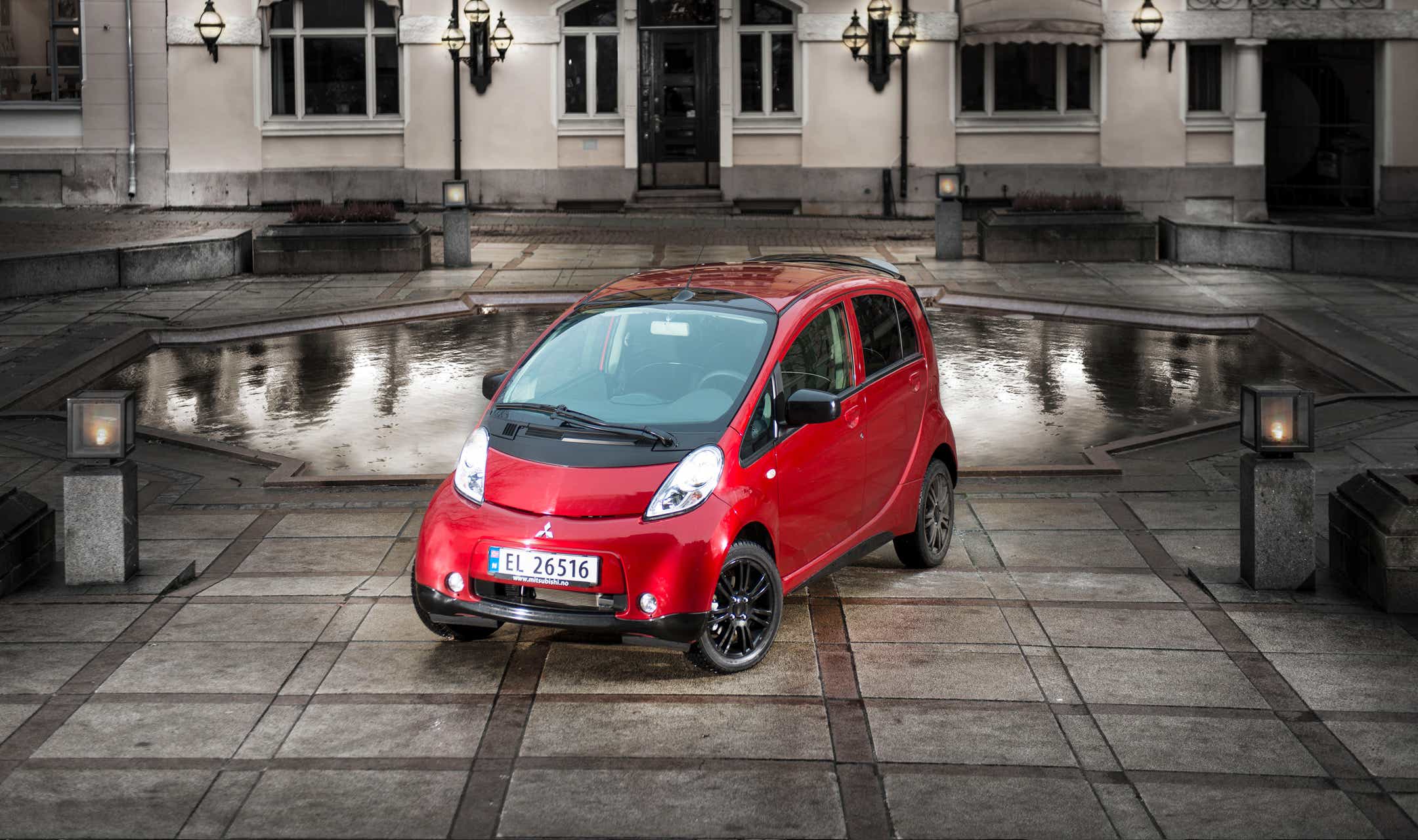 Foto: i-MiEV i bymiljø foran en trikk