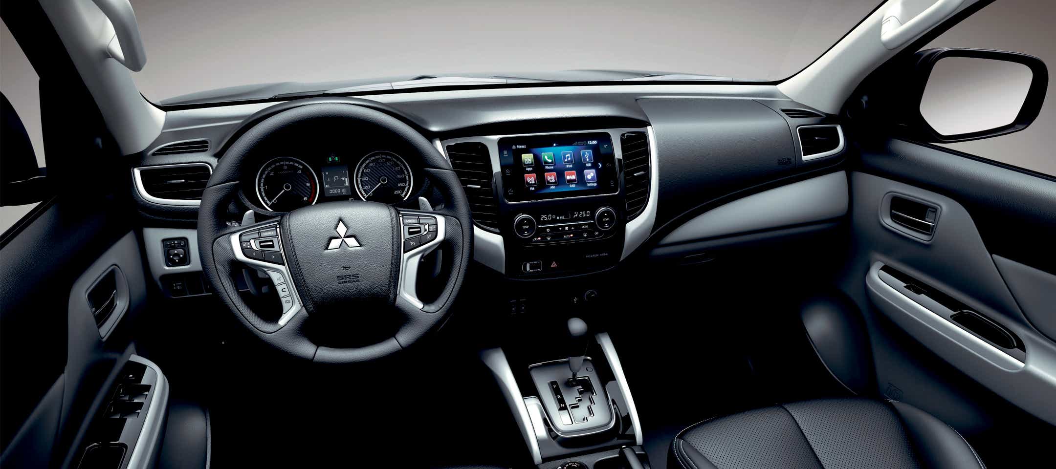 Foto. Pickupen Mitsubishi L200 fra innsiden.
