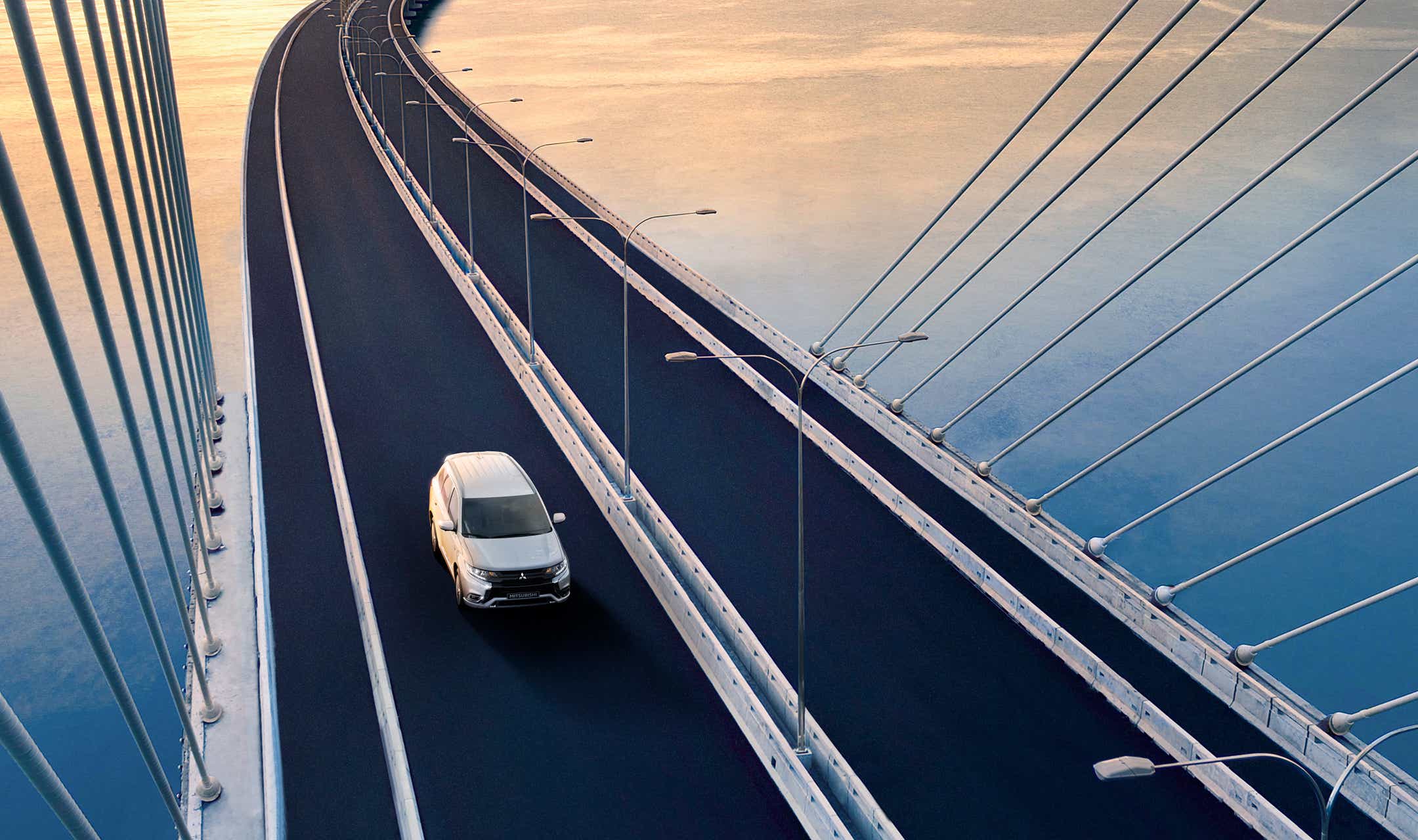 Foto: Outlander PHEV ladbar hybrid kjører på en bro