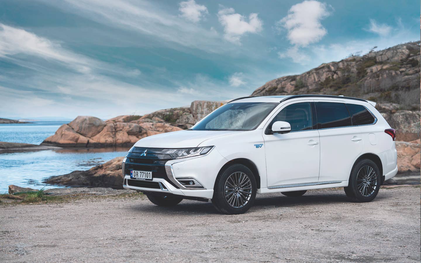 Foto: Outlander PHEV logo på panser