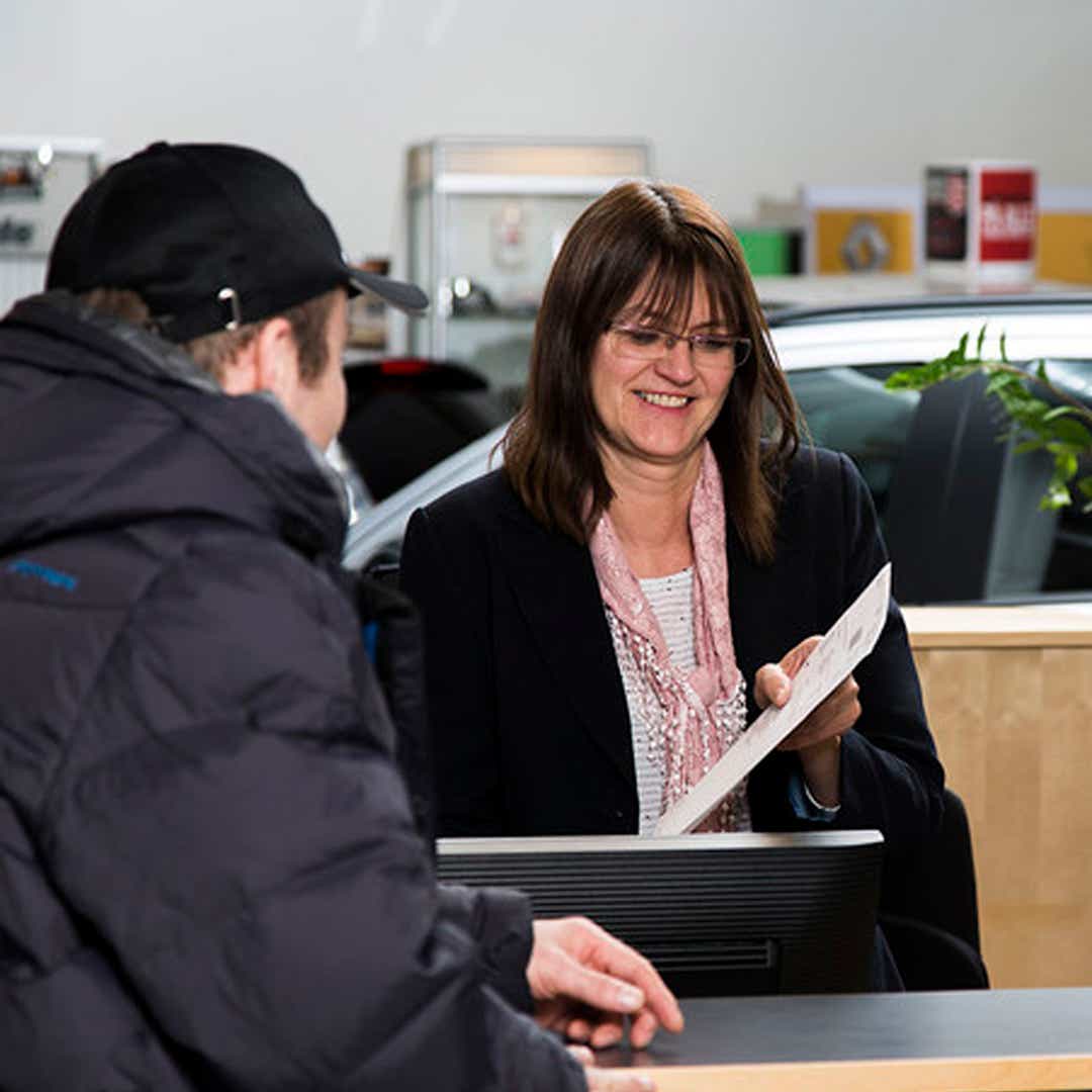 Foto: Kundebehandler i samtale med kunde