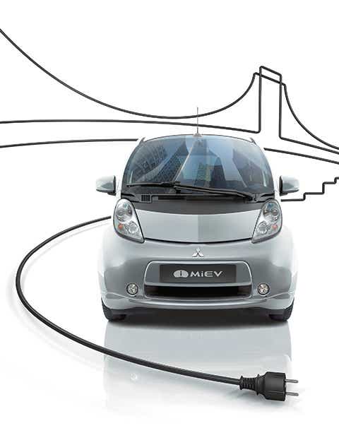 Foto: i-MiEV kan lades i stikkontakten
