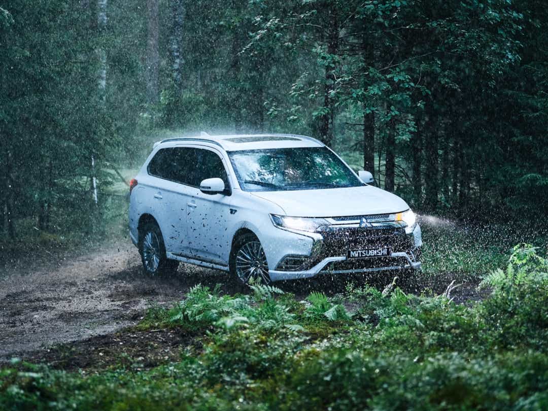 Outlander PHEV kjører på våt gjørme