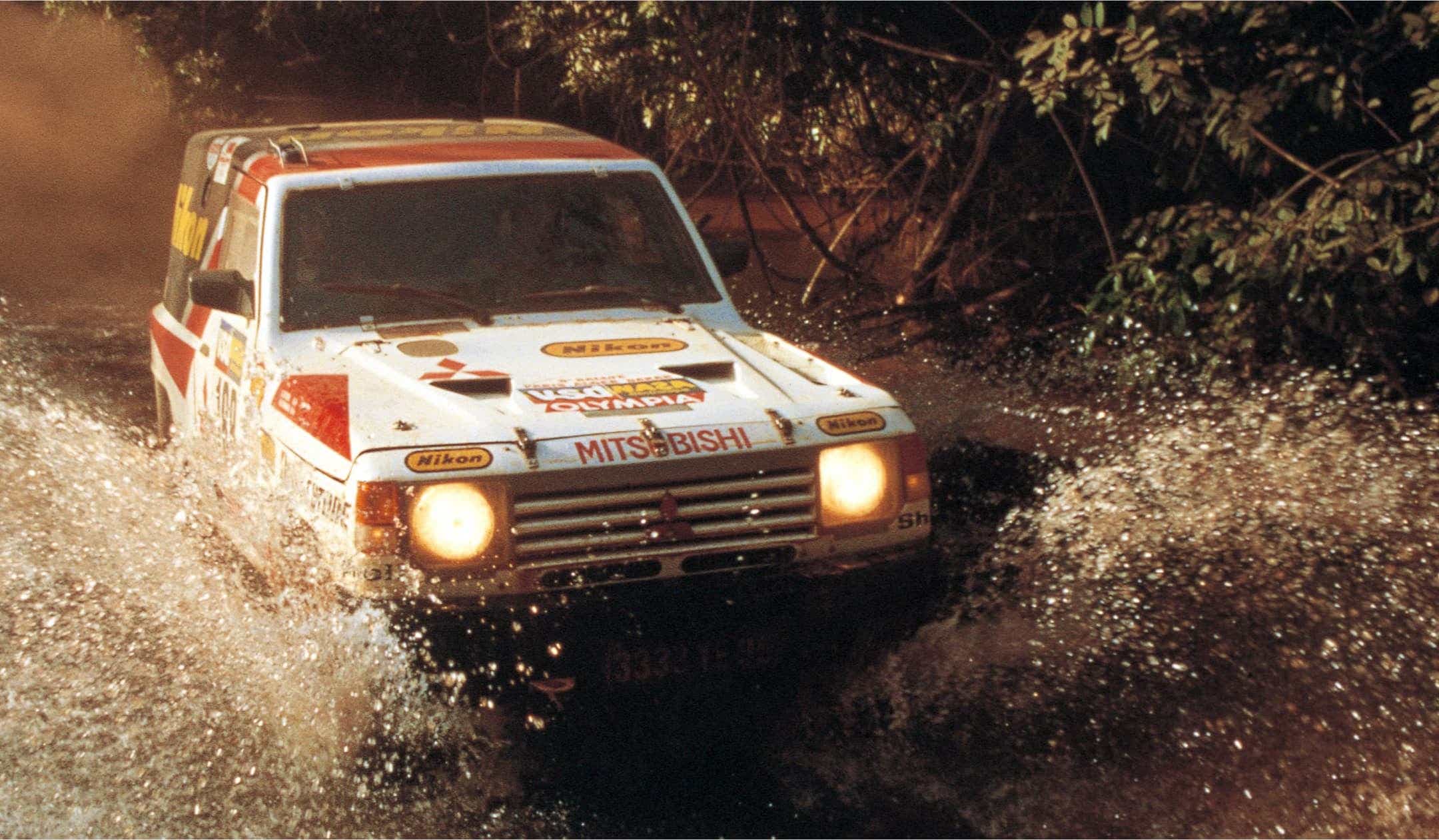 Foto. Mitsubishi Pajero kjører i vann.
